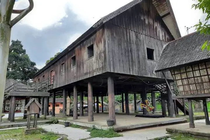 rumah betang kalimantan barat