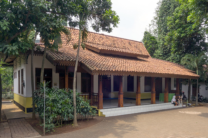 rumah gudang berbentuk