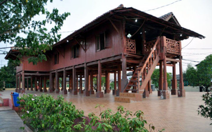 sejarah rumah panggung betawi