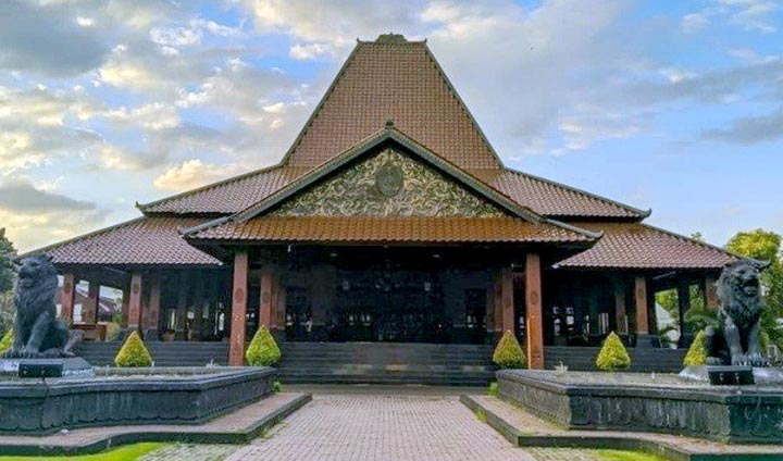 Rumah Adat Joglo Hageng