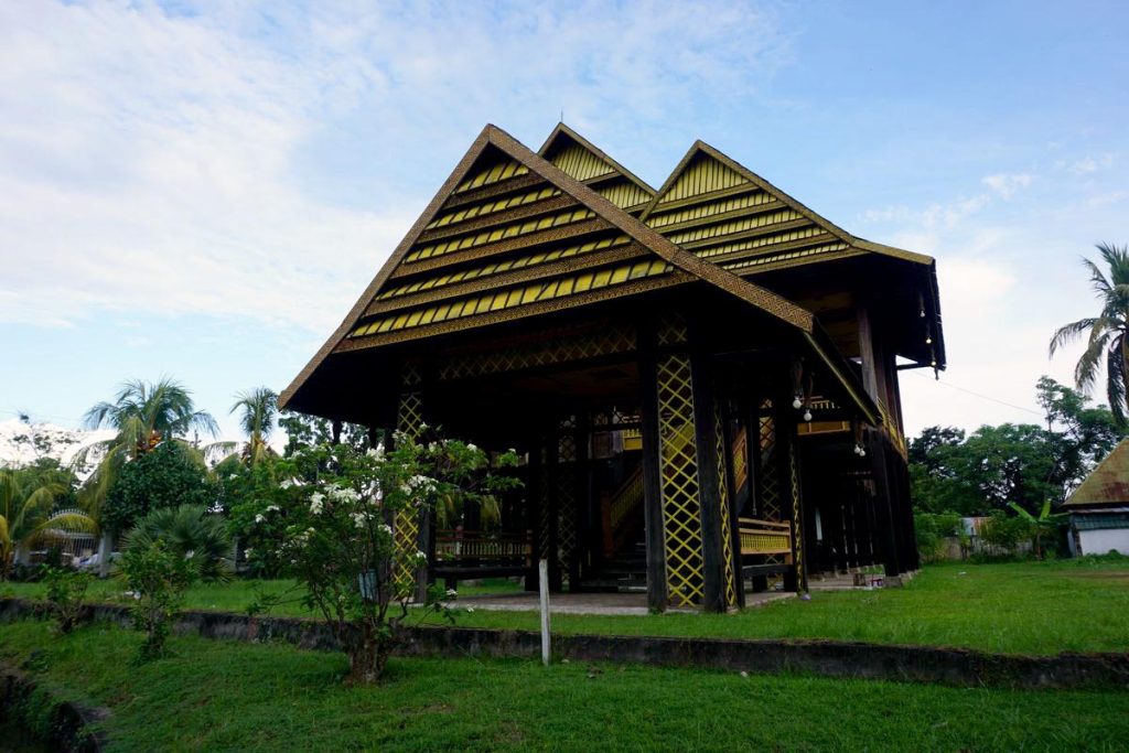 Rumah Adat Suku Luwuk dari provinsi