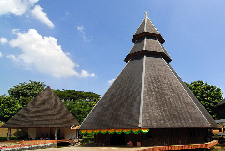 Rumah Kariwari adalah