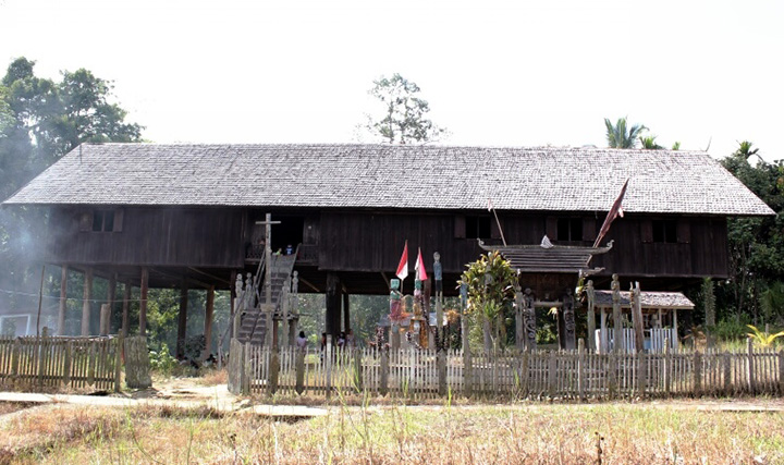 gambar Rumah adat Betang Damang Batu