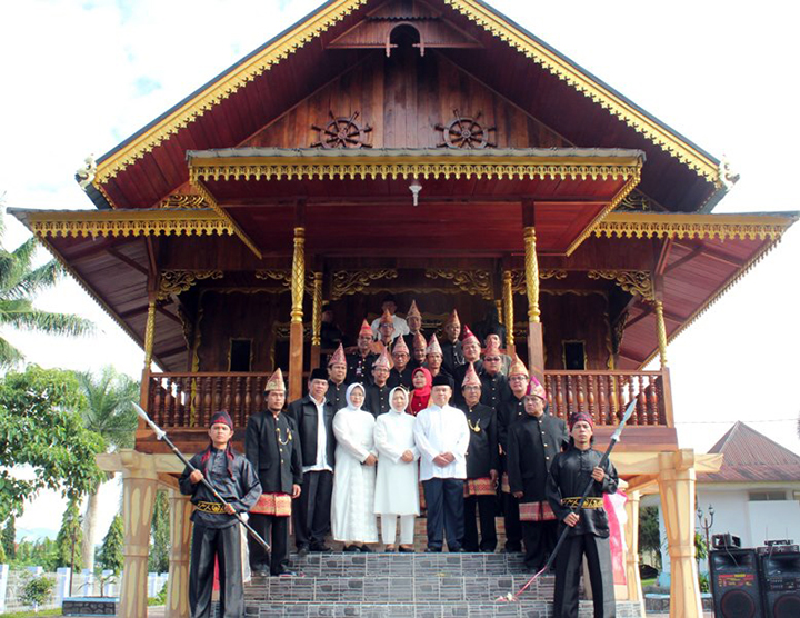 rumah adat dari suku rejang