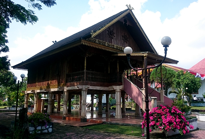 rumah adat suku rejang lebong