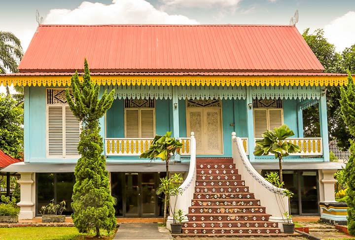 rumah belah bubung merupakan rumah adat dari kepulauan